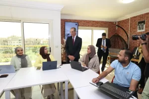 وزير الإتصالات يزور مدرسة WE للتكنولوجيا التطبيقية ومركز مبيعات قنا 26 - جريدة المساء