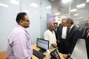 وزير الإتصالات يزور مدرسة WE للتكنولوجيا التطبيقية ومركز مبيعات قنا 22 - جريدة المساء