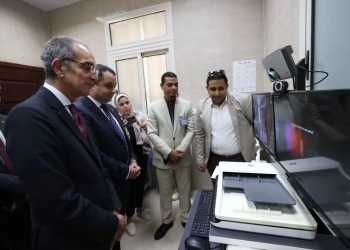 وزير الإتصالات يزور مدرسة WE للتكنولوجيا التطبيقية ومركز مبيعات قنا 17 - جريدة المساء