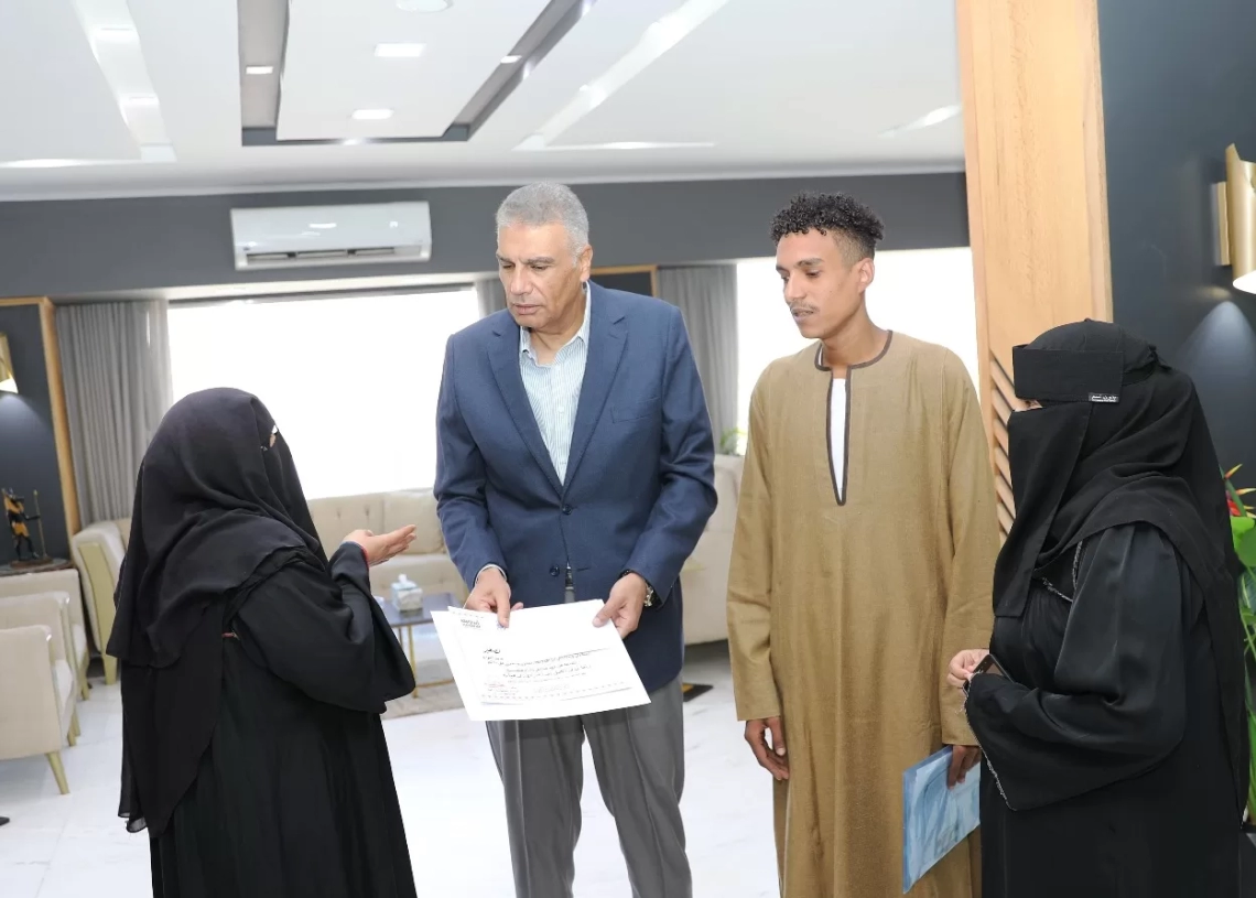 فى لفتة إنسانية طيبة .. محافظ أسوان يكرم أسر العاملين بشركة مياه الشرب ومشروع النظافة الذين وافتهم المنية أثناء أداؤهم لواجبهم الوطنى والوظيفي 17 - جريدة المساء