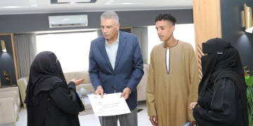 فى لفتة إنسانية طيبة .. محافظ أسوان يكرم أسر العاملين بشركة مياه الشرب ومشروع النظافة الذين وافتهم المنية أثناء أداؤهم لواجبهم الوطنى والوظيفي 1 - جريدة المساء