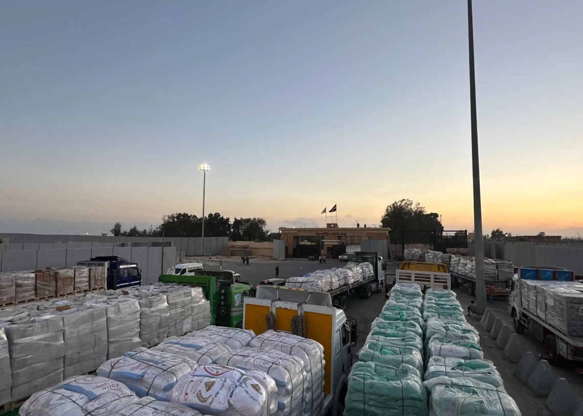 الهلال الأحمر المصرى يدفع بالمساعدات إلى غزة