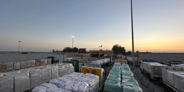 الهلال الأحمر المصرى يدفع بالمساعدات إلى غزة