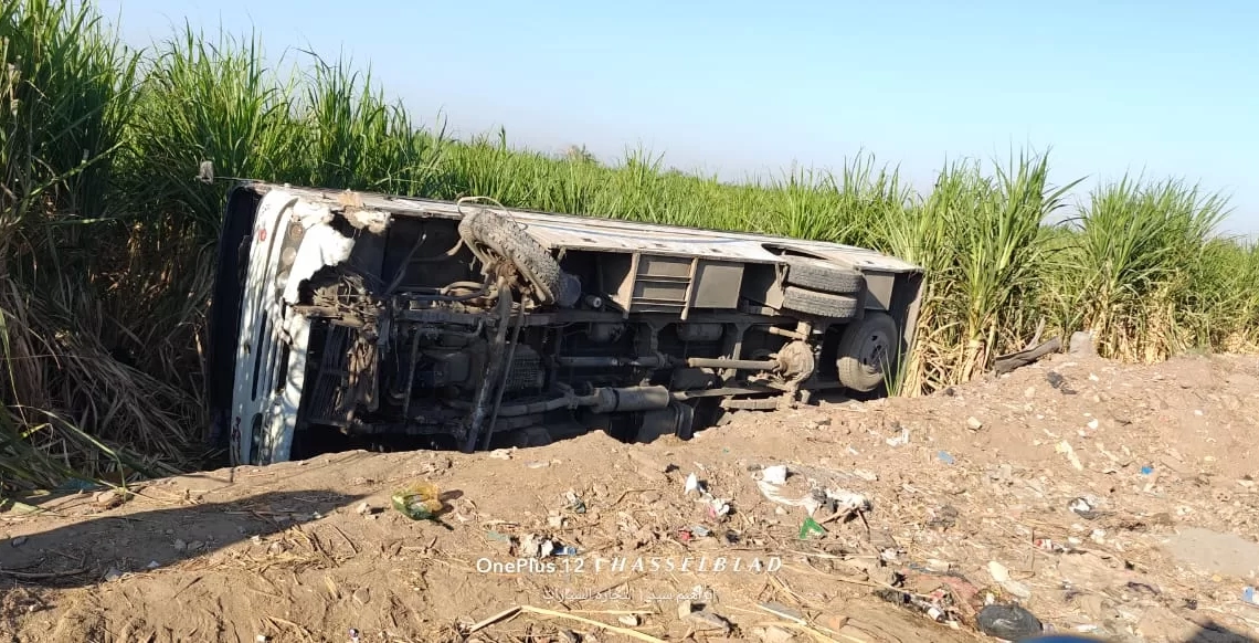 انقلاب أتوبيس عمال تابع لشركة مصر للألومنيوم في قنا وإصابة 18 شخصًا 19 - جريدة المساء