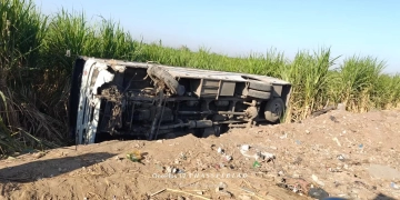 انقلاب أتوبيس عمال تابع لشركة مصر للألومنيوم في قنا وإصابة 18 شخصًا 1 - جريدة المساء