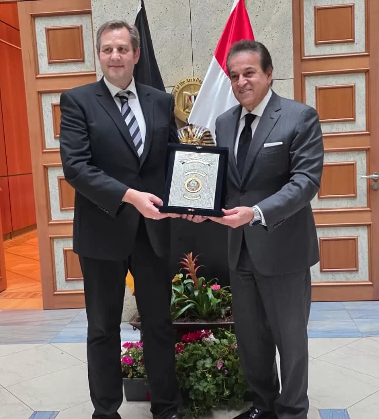 وزير الصحة يلتقي الرئيس التنفيذي لشركة روش ورئيس الاتحاد الدولي لجمعيات ومنتجي الأدوية فى برلين 19 - جريدة المساء وزير الصحة يلتقي الرئيس التنفيذي لشركة روش ورئيس الاتحاد الدولي لجمعيات ومنتجي الأدوية فى برلين 18 - جريدة المساء