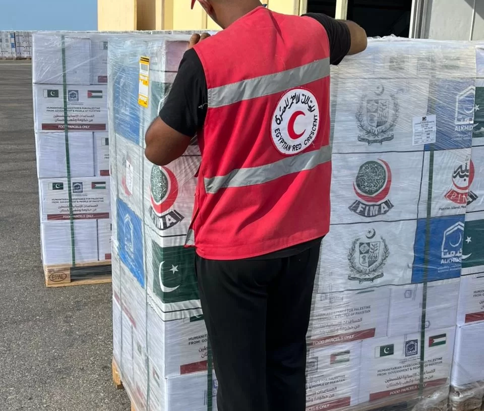 وصول الشحنة الخامسة من المساعدات الإنسانية الباكستانية لغزة إلى مطار العريش 18 - جريدة المساء