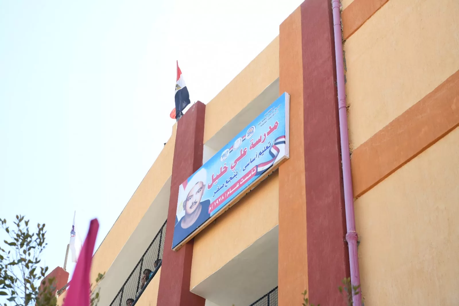 محافظ قنا يفتتح مدرسة علي خليل للتعليم الأساسي بالعركي بعد إحلالها وتجديدها 35 - جريدة المساء