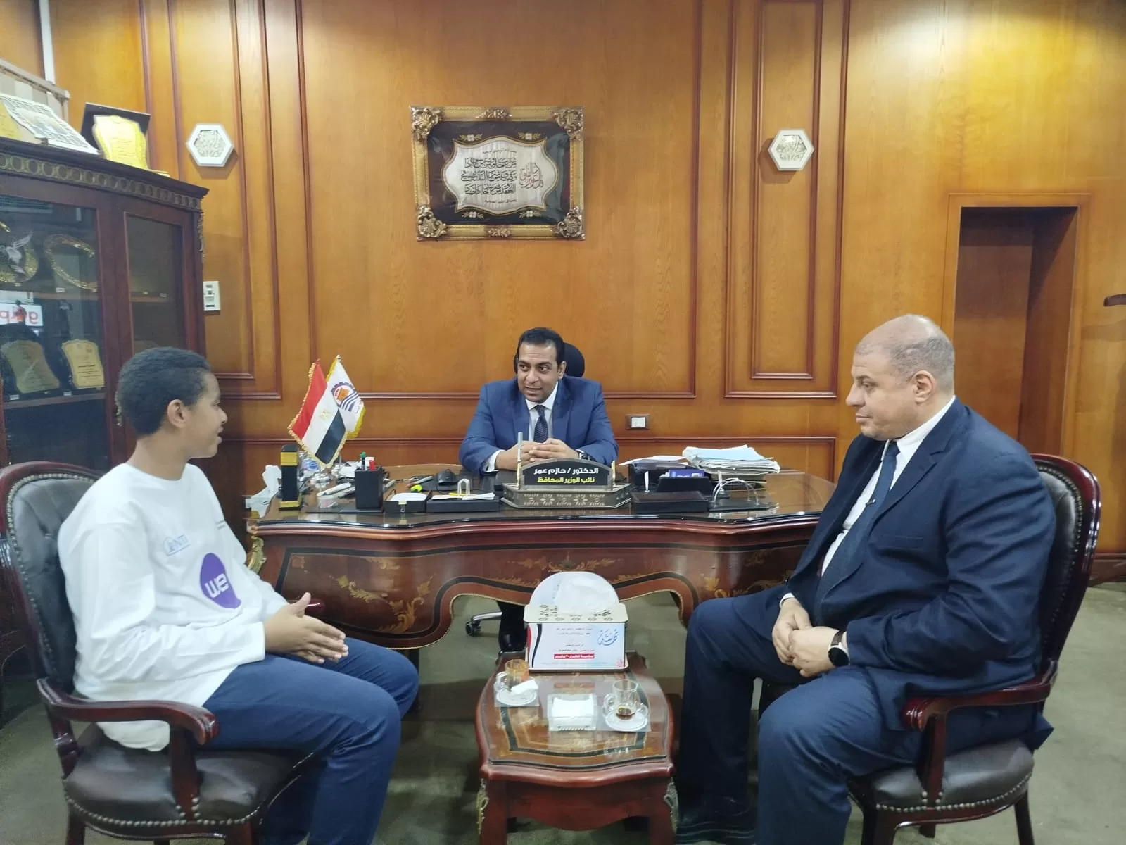 نائب محافظ قنا يكرم الفائز بكأس المنتخب المصري للذكاء الاصطناعي والروبوت 21 - جريدة المساء