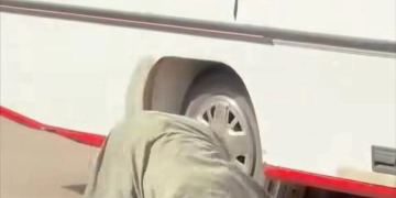 بلا رحمة.. سائق وتباع أتوبيس المنصورة يتسببان في سقوط مسن وسط الطريق! 2 - جريدة المساء بلا رحمة.. سائق وتباع أتوبيس المنصورة يتسببان في سقوط مسن وسط الطريق! 1 - جريدة المساء