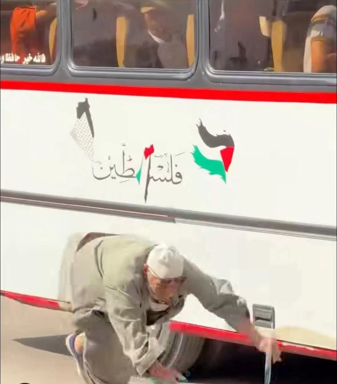 بلا رحمة.. سائق وتباع أتوبيس المنصورة يتسببان في سقوط مسن وسط الطريق! 24 - جريدة المساء