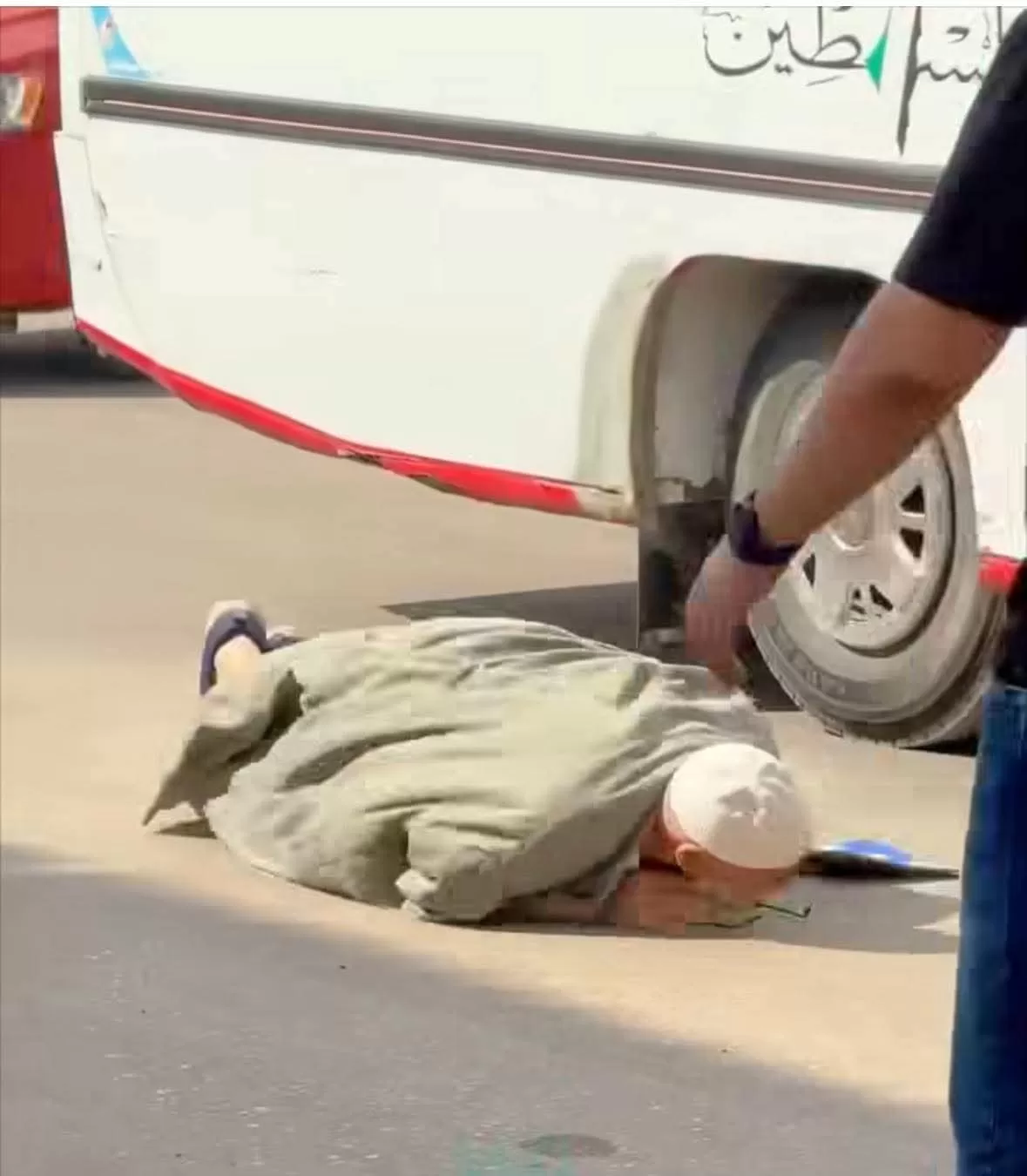 بلا رحمة.. سائق وتباع أتوبيس المنصورة يتسببان في سقوط مسن وسط الطريق! 27 - جريدة المساء بلا رحمة.. سائق وتباع أتوبيس المنصورة يتسببان في سقوط مسن وسط الطريق! 26 - جريدة المساء