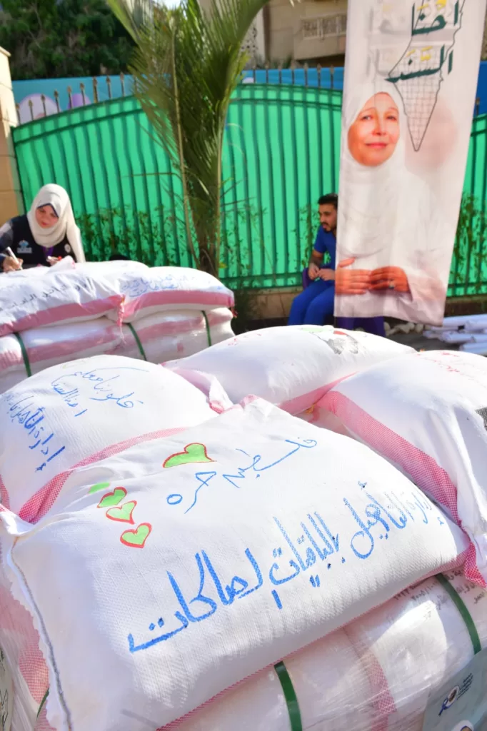 كبار السن ومرضى الزهايمر يشاركون في تجهيز قوافل إغاثة غزة 21 - جريدة المساء