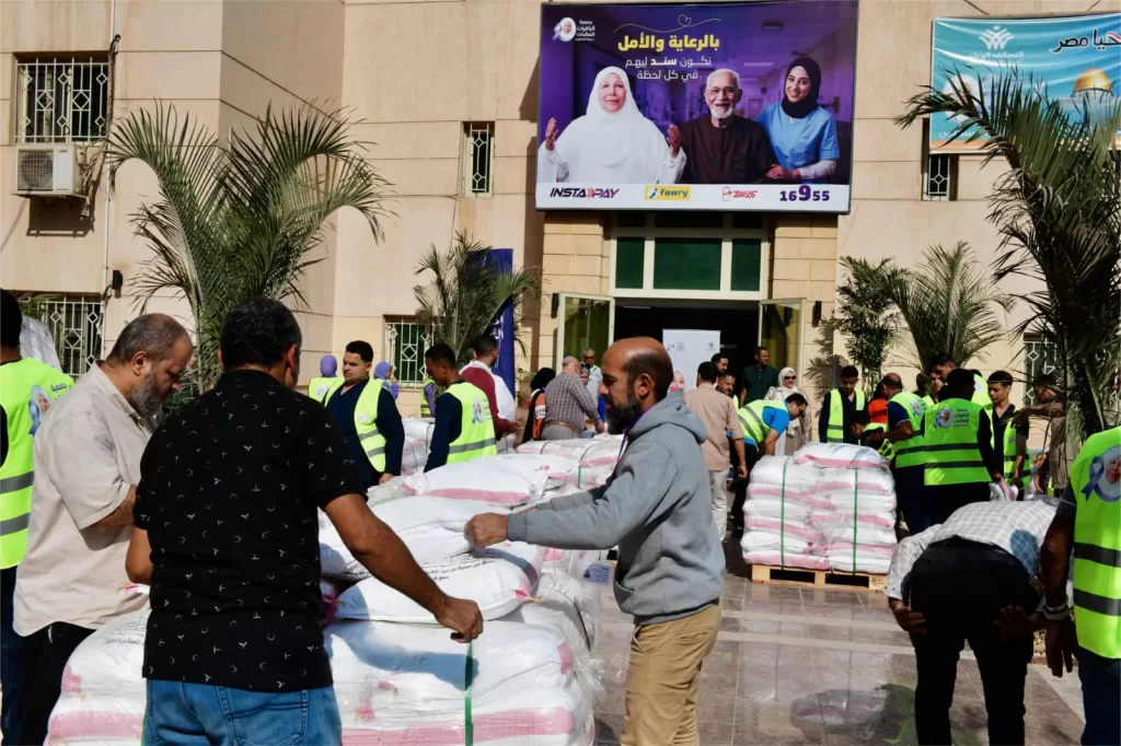 كبار السن ومرضى الزهايمر يشاركون في تجهيز قوافل إغاثة غزة 23 - جريدة المساء