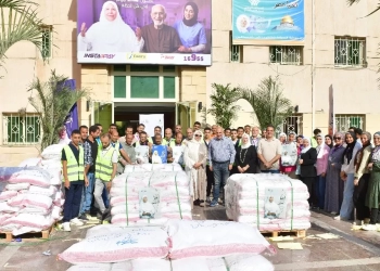 كبار السن ومرضى الزهايمر يشاركون في تجهيز قوافل إغاثة غزة 23 - جريدة المساء