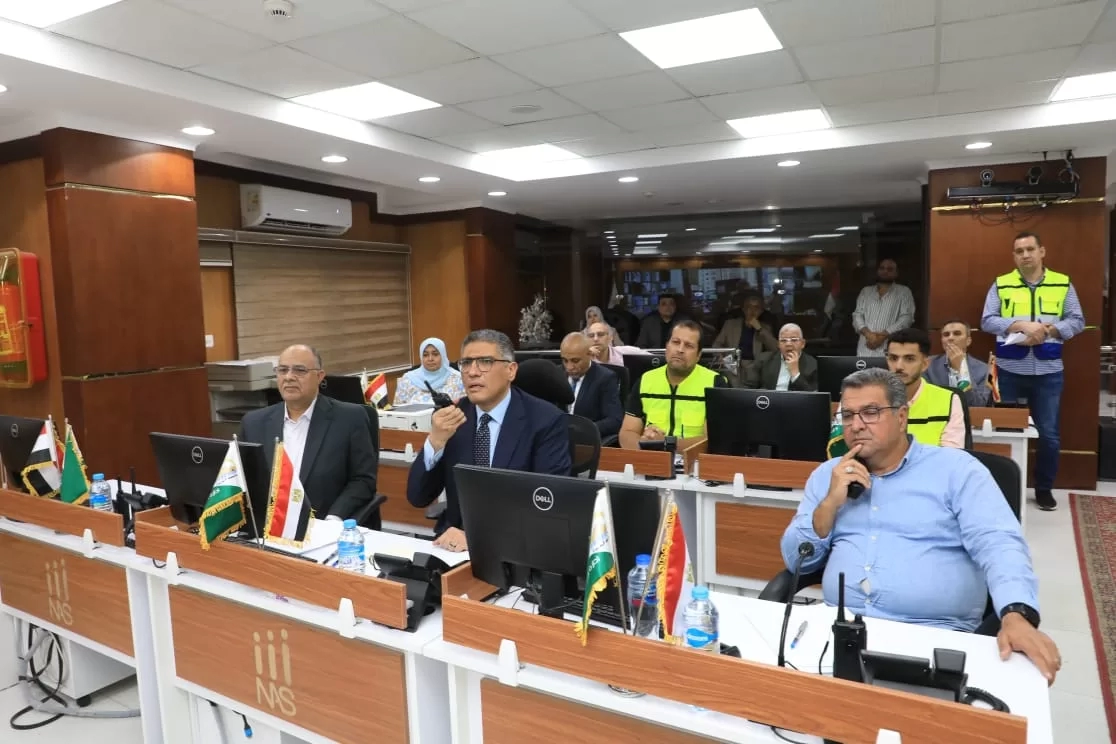 محافظ الجيزة يتابع انتظام مواقف السرفيس من داخل مركز "الشبكة الوطنية للطوارئ" 59 - جريدة المساء