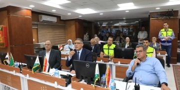 محافظ الجيزة يتابع انتظام مواقف السرفيس من داخل مركز "الشبكة الوطنية للطوارئ" 41 - جريدة المساء