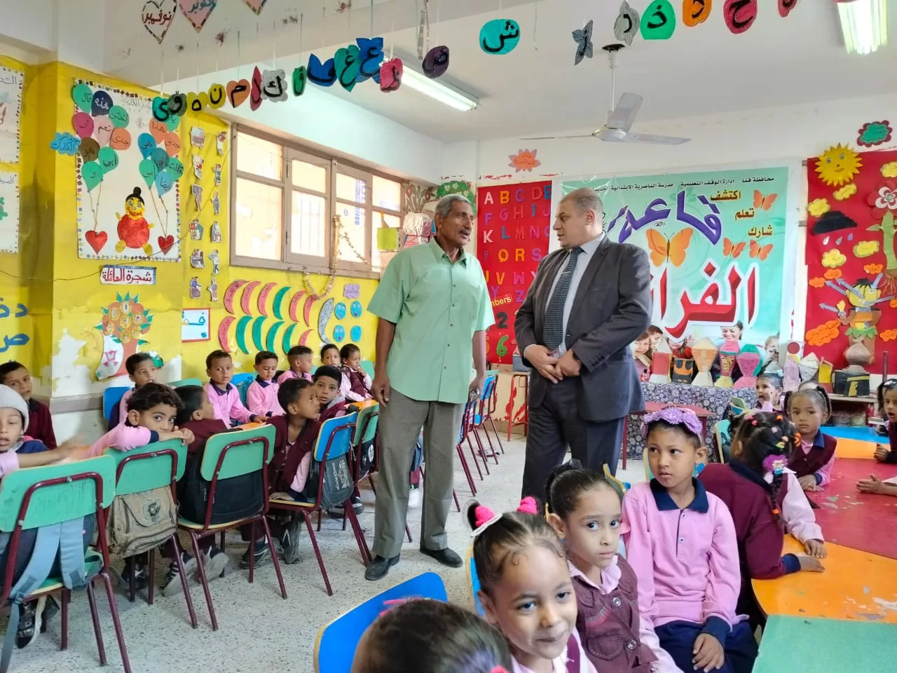 مدير تعليم قنا يفاجئ مدارس الوقف ويشيد بتفاعل الطلاب مع الذكاء الاصطناعي 45 - جريدة المساء