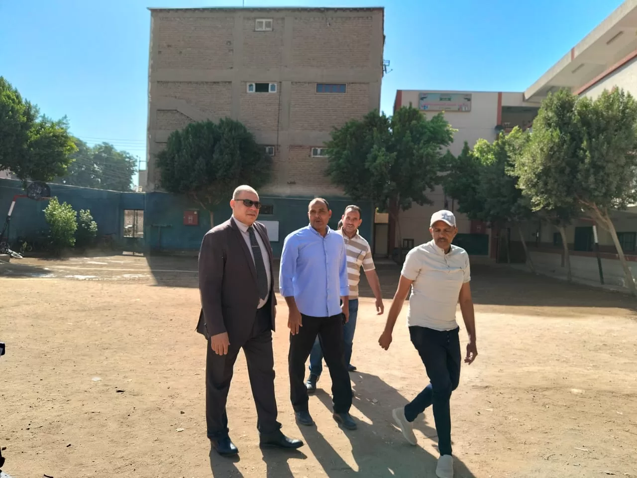 مدير تعليم قنا يفاجئ مدارس الوقف ويشيد بتفاعل الطلاب مع الذكاء الاصطناعي 47 - جريدة المساء