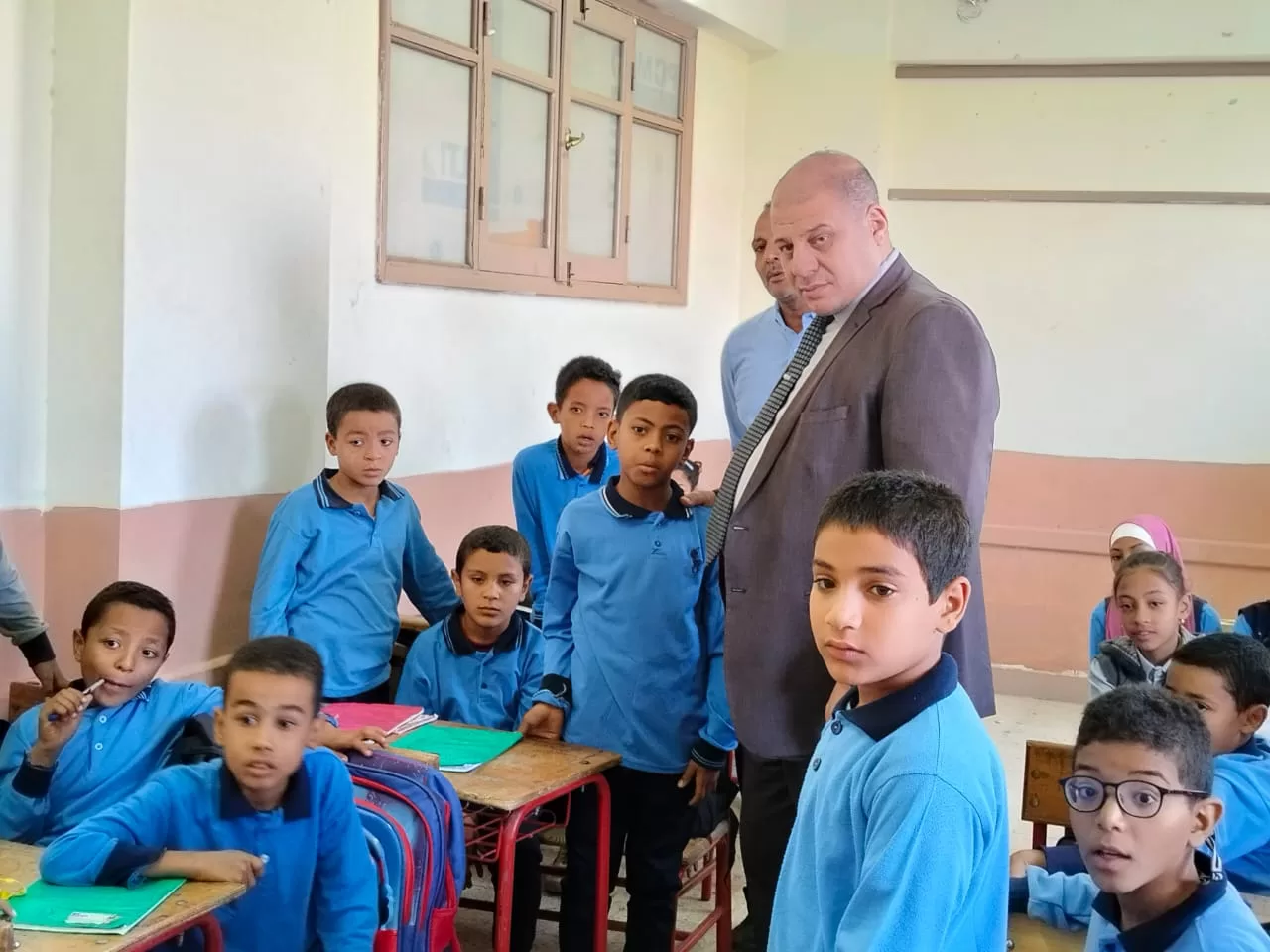 مدير تعليم قنا يفاجئ مدارس الوقف ويشيد بتفاعل الطلاب مع الذكاء الاصطناعي 51 - جريدة المساء