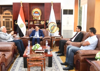 محافظ مطروح يناقش مقترح إقامة بيوت قباب بقرية جارة ام الصغير بسيوة 21 - جريدة المساء