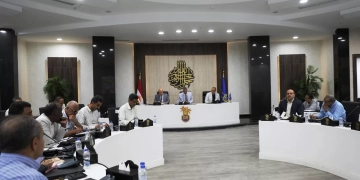 محافظ أسوان يشدد على تكثيف الحملات الميدانية لمراقبة الأسواق والتأكيد على إستقرار والحفاظ على أسعار السلع الغذائية والإستهلاكية لتأمين الإحتياجات الجماهيرية بالشكل المطلوب 1 - جريدة المساء