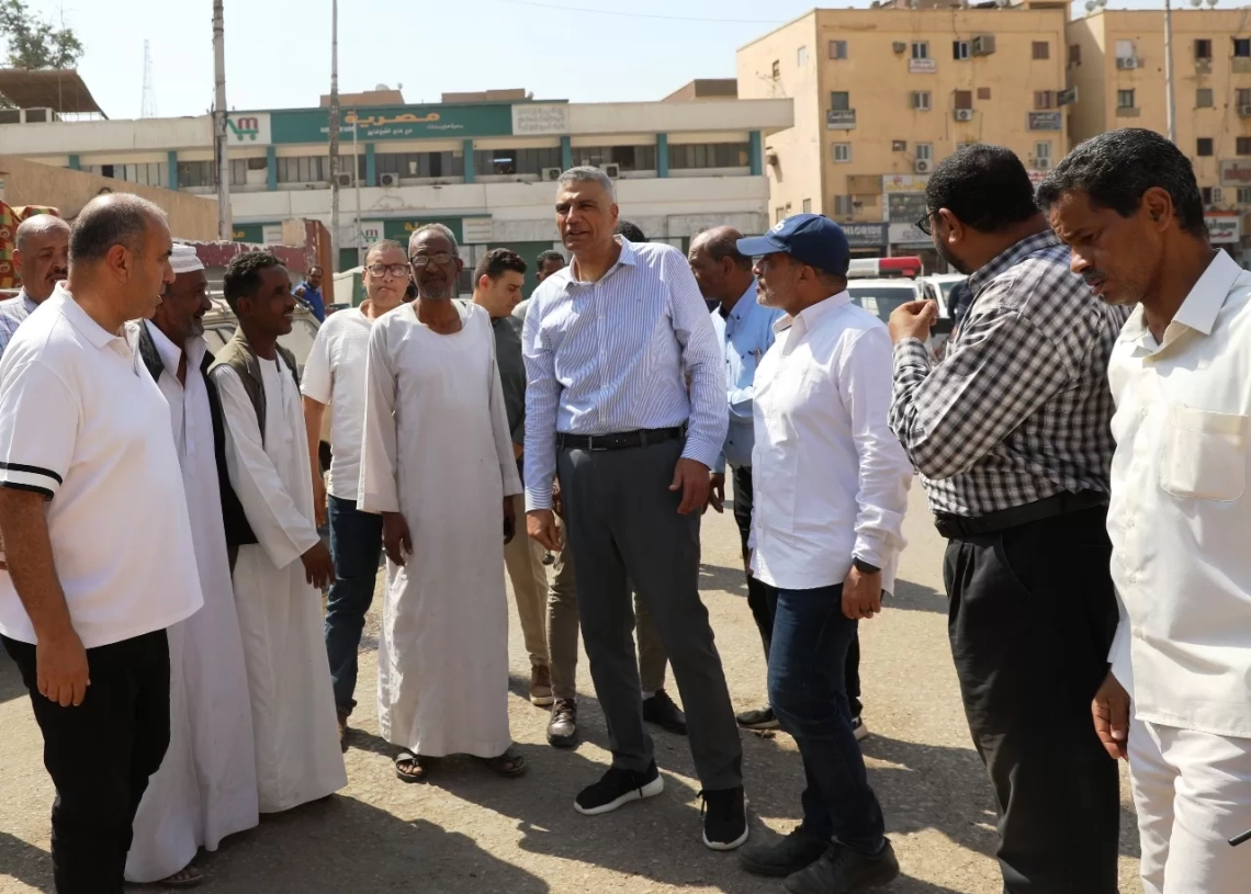 محافظ أسوان يتابع ميدانياً النقاط الساخنة بقطاع مياه الشرب والصرف الصحى 15 - جريدة المساء