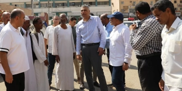 محافظ أسوان يتابع ميدانياً النقاط الساخنة بقطاع مياه الشرب والصرف الصحى 1 - جريدة المساء
