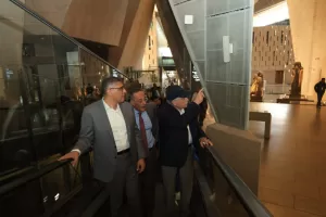 محافظ الجيزة يستقبل مستشار رئيس الجمهورية لمتابعة الاستعدادات النهائية بالطرق المؤدية إلى المتحف الكبير.. لاستقبال الضيوف 23 - جريدة المساء