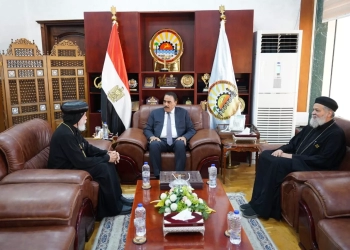 محافظ مطروح يستقبل الأنبا كاراس أسقف مطروح والخمس مدن الغربية 19 - جريدة المساء