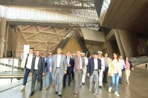 محافظ الجيزة يستقبل مستشار رئيس الجمهورية لمتابعة الاستعدادات النهائية بالطرق المؤدية إلى المتحف الكبير.. لاستقبال الضيوف 39 - جريدة المساء