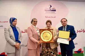 أمل عمار خلال المؤتمر العلمى" دور المرأة في التواصل الحضاري" النساء دائمًا جسرًا للتواصل الإنساني تزرع فى الأجيال التسامح والانفتاح 21 - جريدة المساء