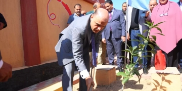 محافظ كفر الشيخ يزرع الأشجار المثمرة بمدرسة الشهاينة للتعليم الأساسي بالرياض 1 - جريدة المساء