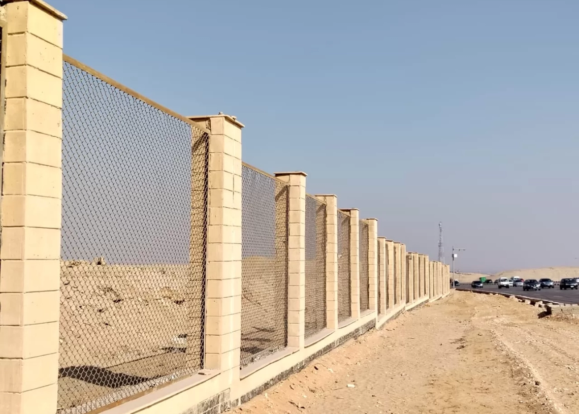 بالصور.. رفع كفاءة سور المنطقة الأثرية بالطريق السياحي استعدادًا لافتتاح المتحف المصري الكبير 19 - جريدة المساء