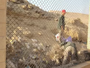 بالصور.. رفع كفاءة سور المنطقة الأثرية بالطريق السياحي استعدادًا لافتتاح المتحف المصري الكبير 25 - جريدة المساء