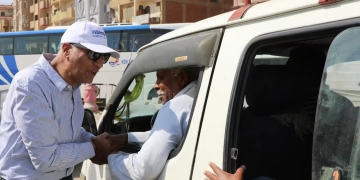 محافظ أسوان يتابع ميدايناً إلتزام السائقين بالتعريفة الجديدة .. 2 - جريدة المساء محافظ أسوان يتابع ميدايناً إلتزام السائقين بالتعريفة الجديدة .. 1 - جريدة المساء