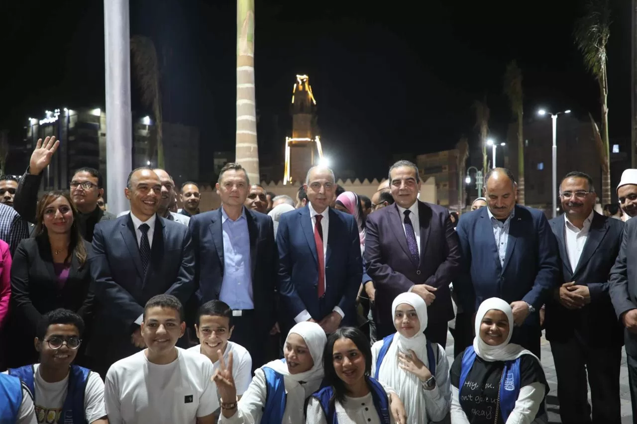 محافظ المنيا يفتتح ميدان النيل بعد تطوير شامل وتركيب شاشة عملاقة لبث فعاليات المتحف المصري الكبير 39 - جريدة المساء