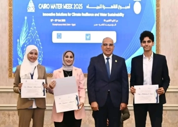 وزير الموارد المائية يكرم د.فيروز أحمد الباحثة بجامعة القناة 35 - جريدة المساء