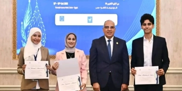 وزير الموارد المائية يكرم د.فيروز أحمد الباحثة بجامعة القناة 2 - جريدة المساء وزير الموارد المائية يكرم د.فيروز أحمد الباحثة بجامعة القناة 1 - جريدة المساء