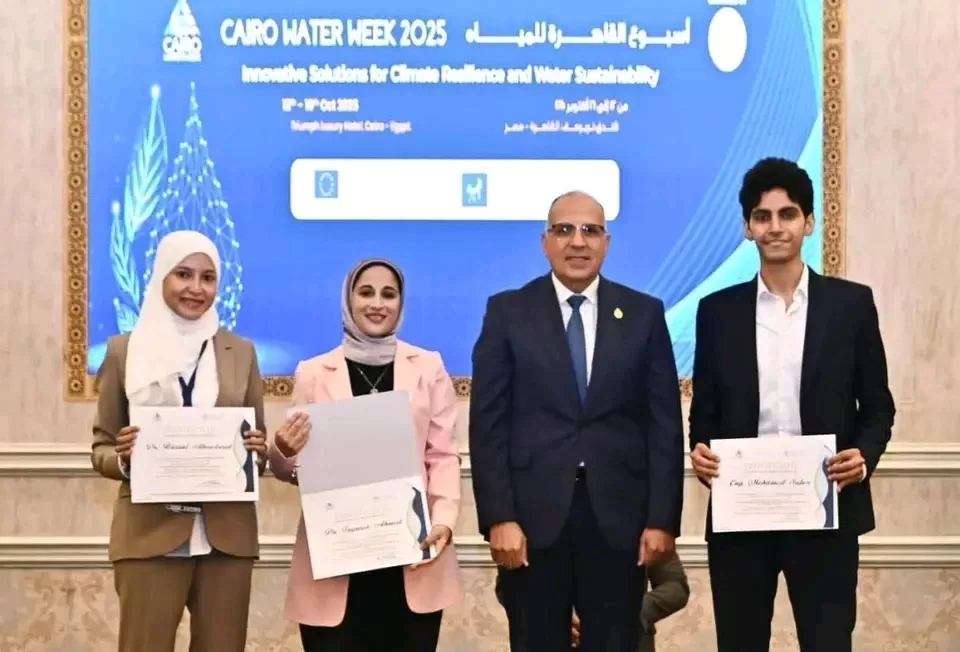 وزير الموارد المائية يكرم د.فيروز أحمد الباحثة بجامعة القناة 20 - جريدة المساء وزير الموارد المائية يكرم د.فيروز أحمد الباحثة بجامعة القناة 19 - جريدة المساء