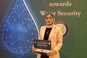 وزير الموارد المائية يكرم د.فيروز أحمد الباحثة بجامعة القناة 24 - جريدة المساء وزير الموارد المائية يكرم د.فيروز أحمد الباحثة بجامعة القناة 23 - جريدة المساء