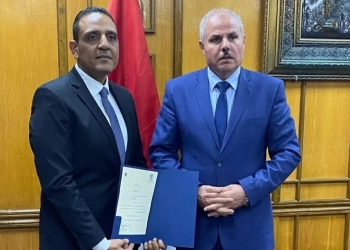 رئيس جامعة القناة يهنئ د. أحمد عزمي بتعيينه عميدا لكلية التجارة 31 - جريدة المساء