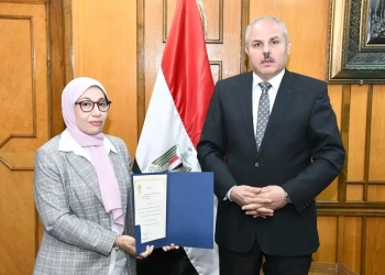 د.مندور يهنئ د.فاتن العليمي بتعيينها عميدًا لكلية السياحة بجامعة القناة 27 - جريدة المساء