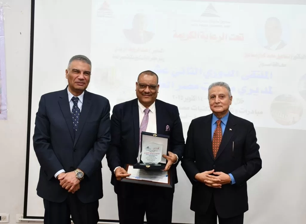 أثناء مشاركته بالحفل الختامى للملتقى الدورى الثانى عشر لمديرى مكتبات مصر العامة .. محافظ أسوان : المكتبات أصبحت مراكز للإبداع 19 - جريدة المساء أثناء مشاركته بالحفل الختامى للملتقى الدورى الثانى عشر لمديرى مكتبات مصر العامة .. محافظ أسوان : المكتبات أصبحت مراكز للإبداع 18 - جريدة المساء