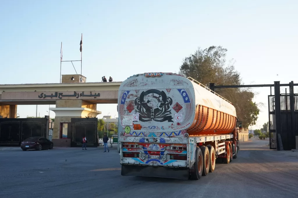 الهلال الأحمر يدفع بأكثر من 4 آلاف طن مساعدات إنسانية وبترولية إلى غزة 19 - جريدة المساء