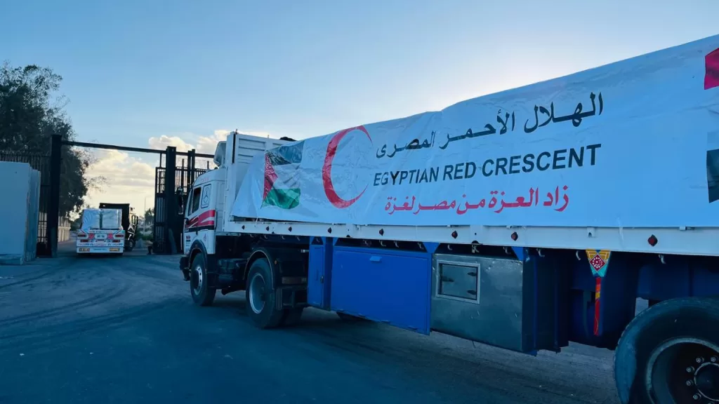 الهلال الأحمر يدفع بأكثر من 4 آلاف طن مساعدات إنسانية وبترولية إلى غزة 23 - جريدة المساء