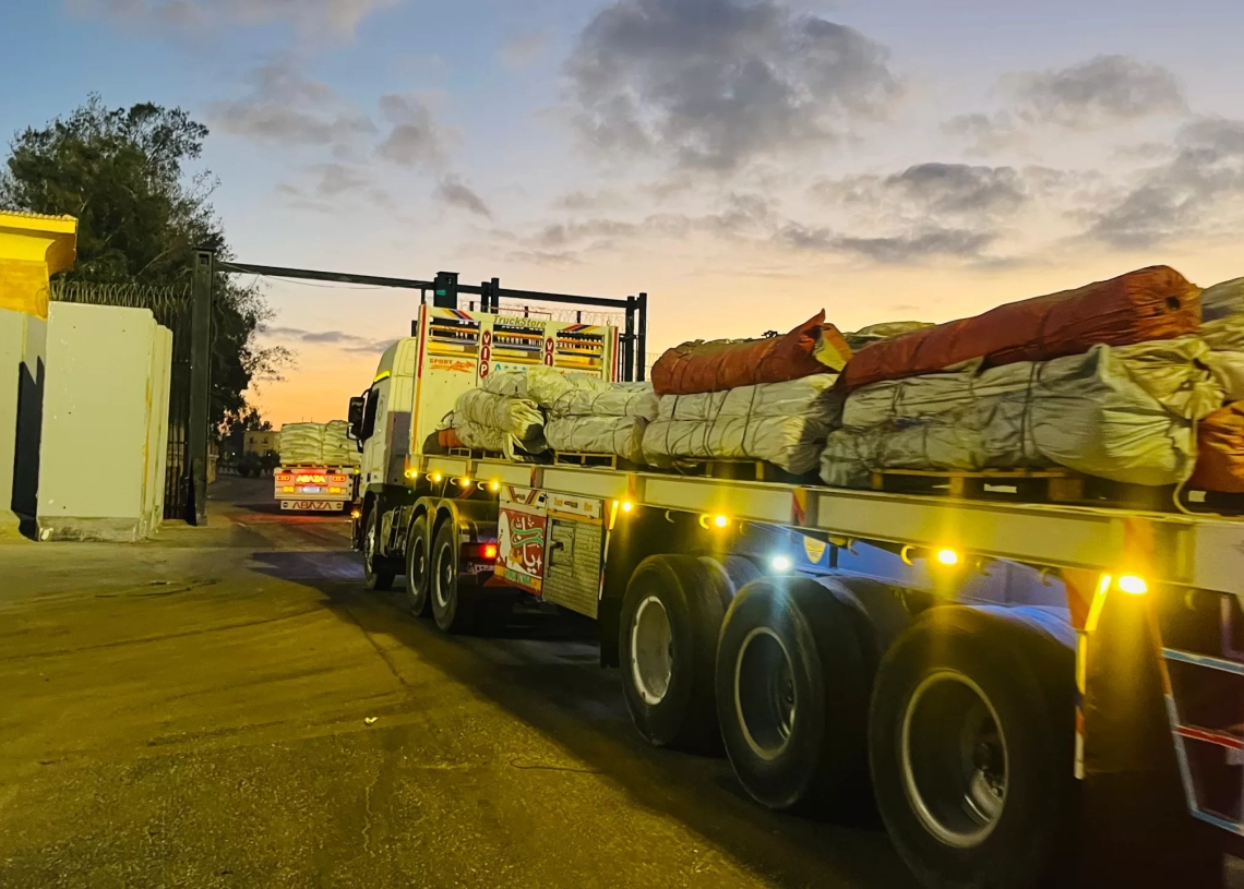 الهلال الأحمر المصرى يدخل القافلة 61 إلى غزة