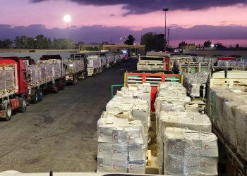 الهلال الأحمر المصرى يدخل المساعدات للأشقاء فى غزة