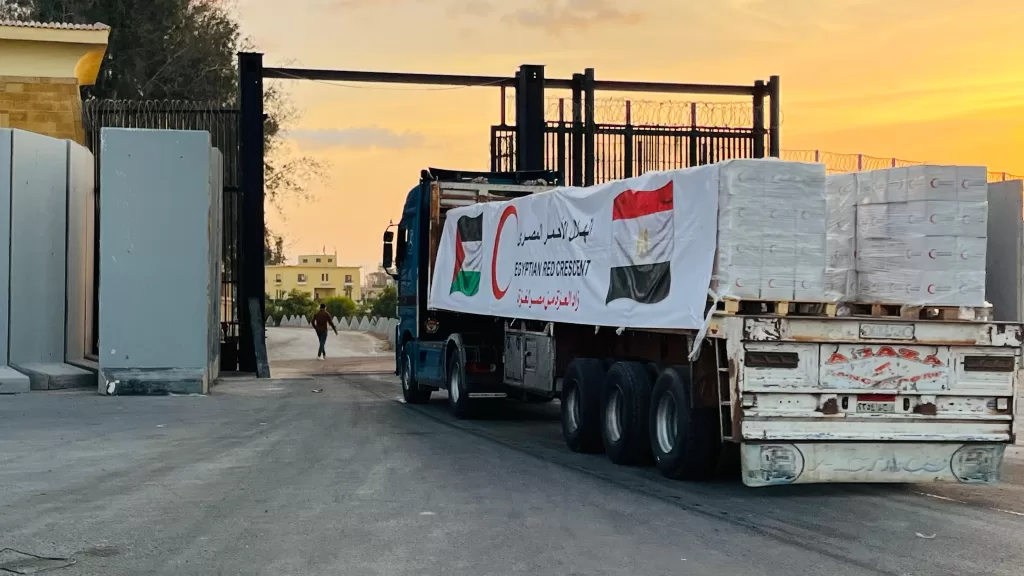 الهلال الأحمر يدخل 150 ألف سلة غذائية وسيارات إسعاف ووقود إلى غزة 25 - جريدة المساء