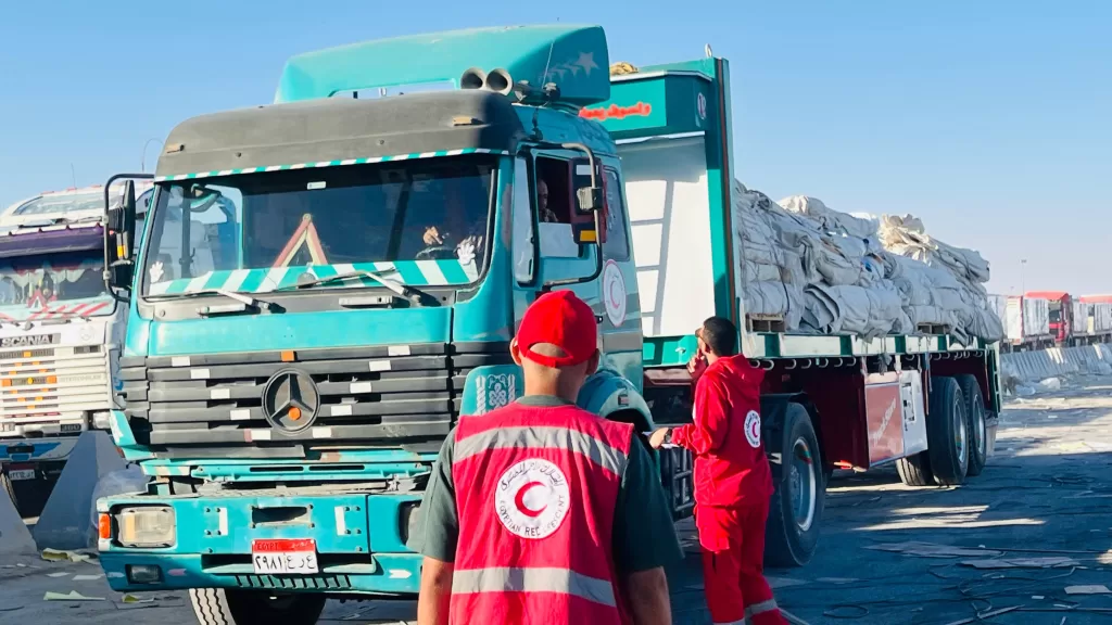 الهلال الأحمر يدخل 150 ألف سلة غذائية وسيارات إسعاف ووقود إلى غزة 23 - جريدة المساء